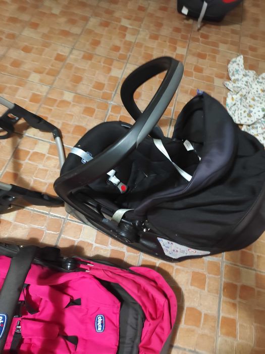 conjunto Chicco com estrutura de carrinho + 1ovos/cadeiras auto e carrinho bebe (um preto e um rosa).