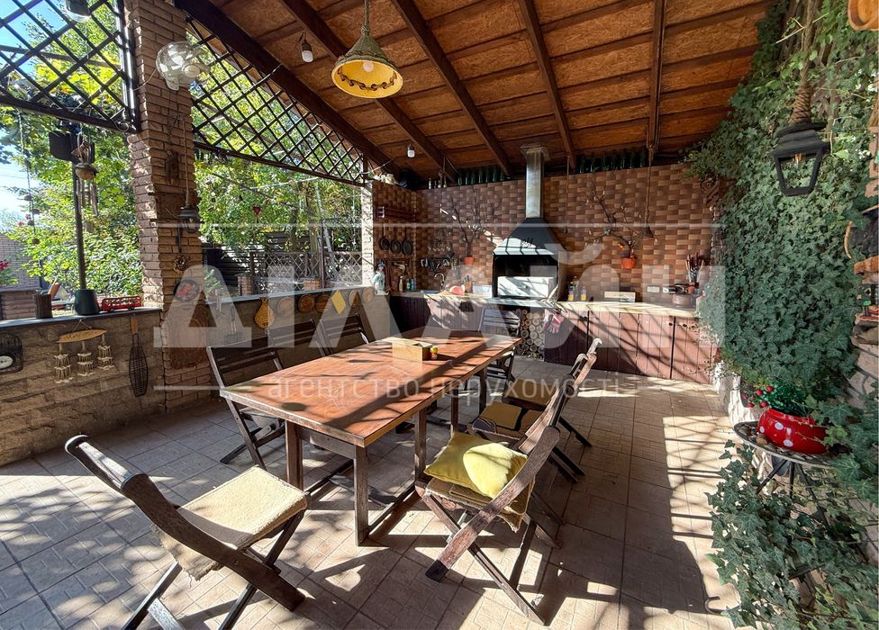 Гарний будинок на Правому 350 м2 , 16 сот