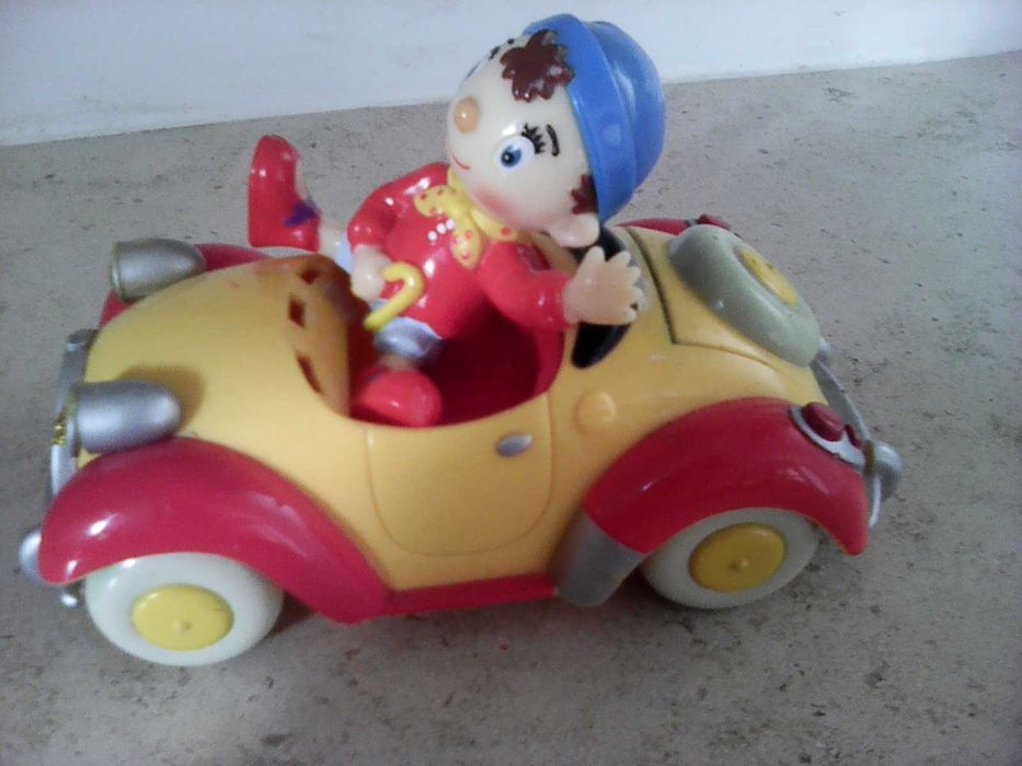 Peluches vários animais e boneco Nody no carro