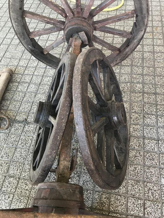 Velharias, carroça, rodas, canga.