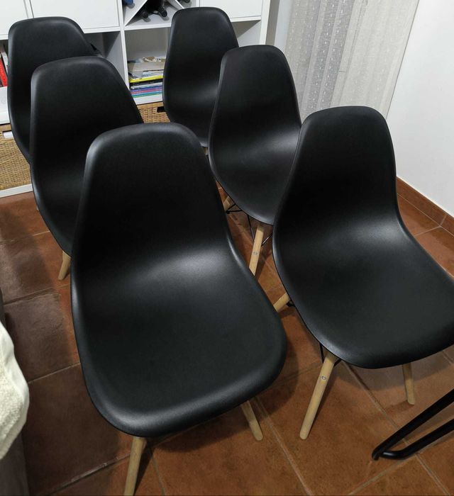 6 Cadeiras de Mesa de Jantar Pretas com Pés em Madeira – Como Novas