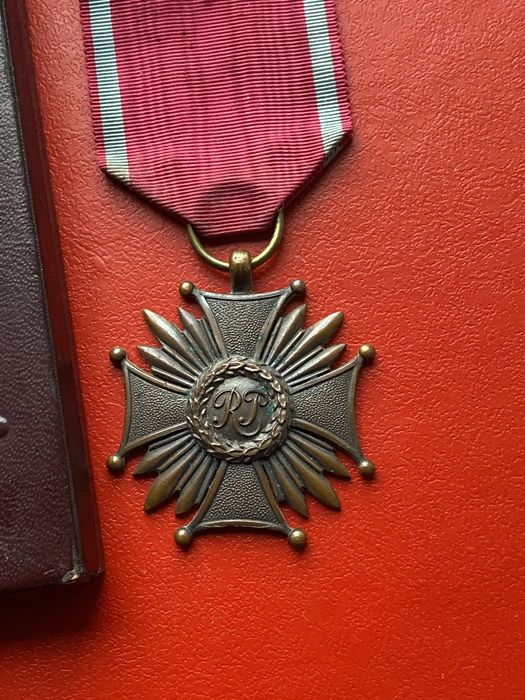 Brązowy Krzyż Zasługi II RP z etui