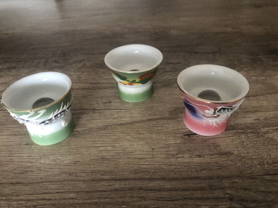 Três copos de shot com imagem no fundo