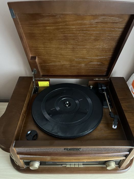 Патефон Antique в хорошем состоянии