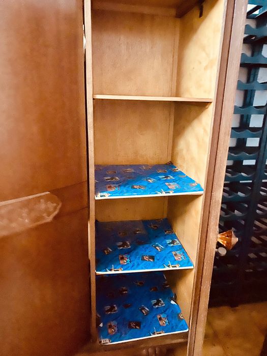 Roupeiro antigo de madeira de três portas