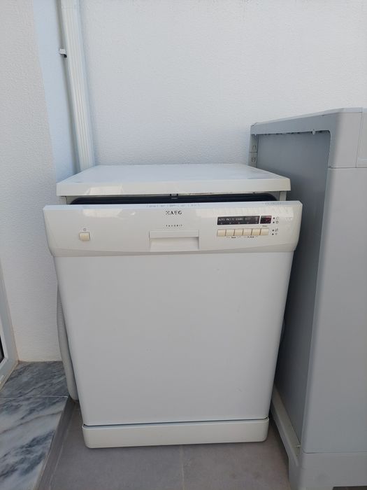 Máquina de loiça AEG a funcionar mas com avaria