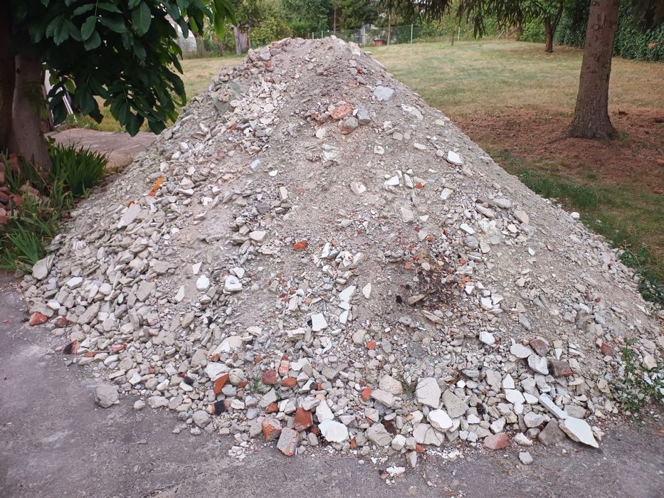 Oddam gruz budowlany.