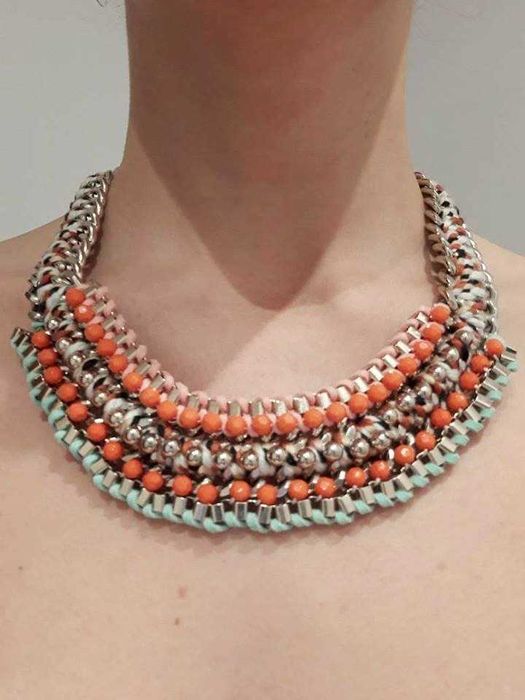 Colar vistoso e colorido