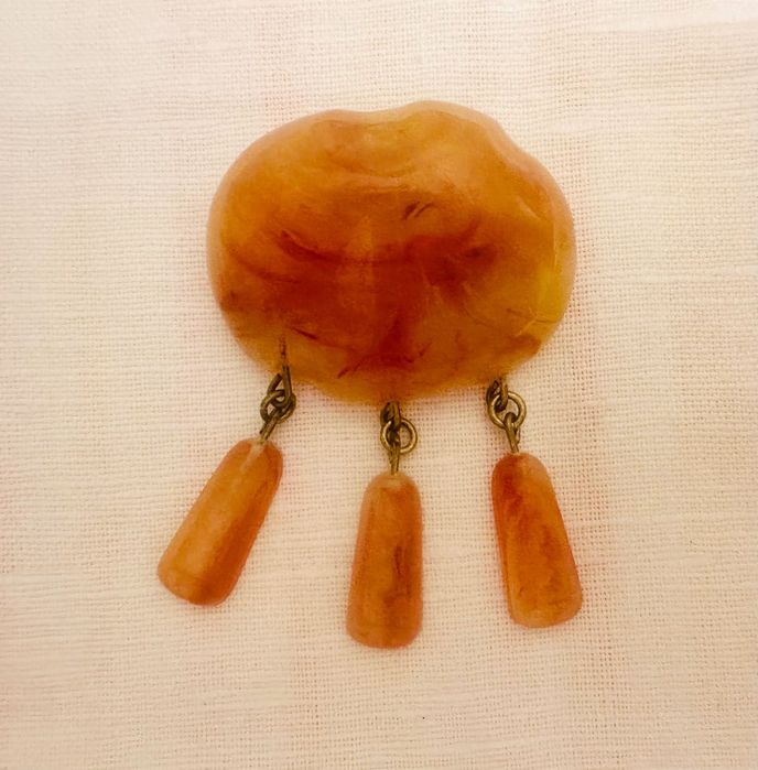 Броши разные: винтаж и современные.