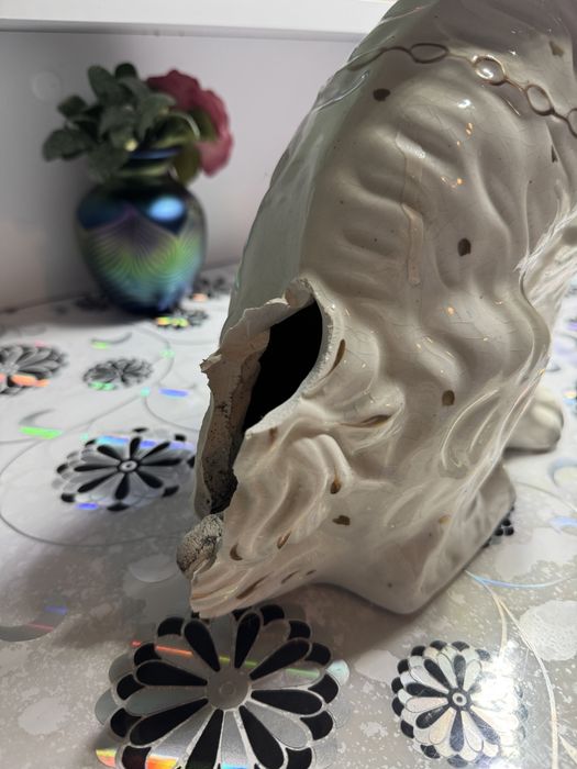 Антикварна статуетка собаки