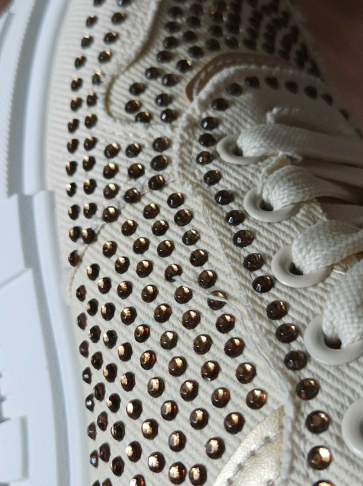 Trampki damskie beżowe z cyrkoniami.