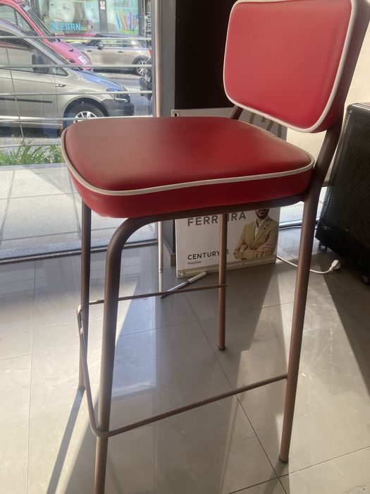 Mesa alta com 2 assentos