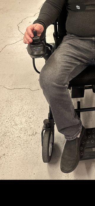 Крісло колісне з електроприводом Mover EA900