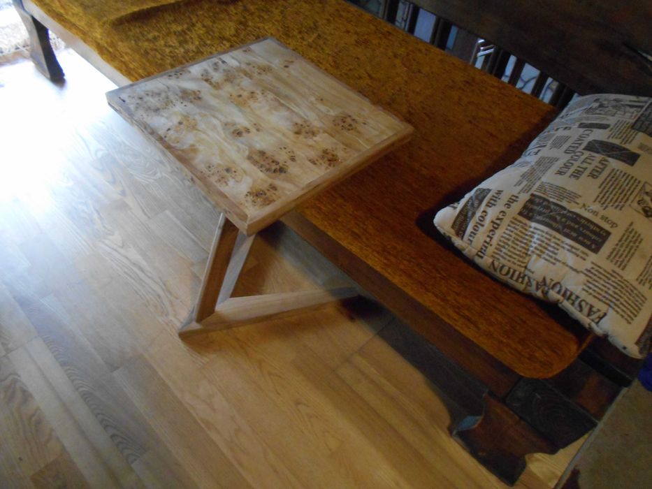 Cтолик  з натурального дерева