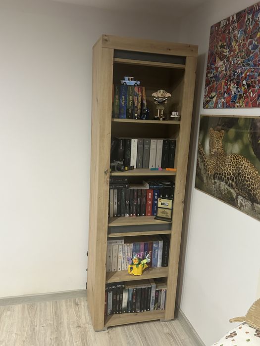 Regał na książki z lampkami led