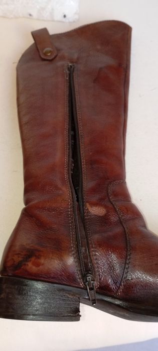 Bota em pele de cano alto castanho