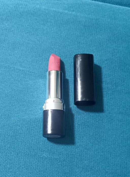 Avon Show Some Skin szminka