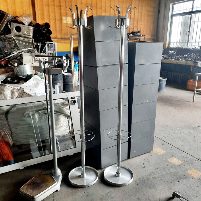 cabide de chão em aço inoxidável