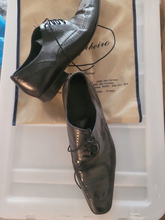 Sapatos bico em pele