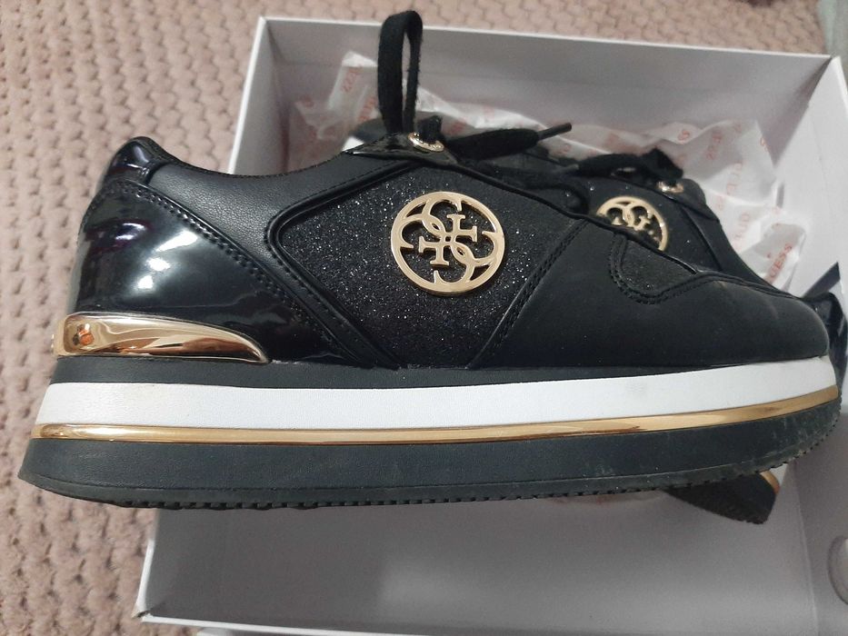 Sneakersy Guess czarno-zlote