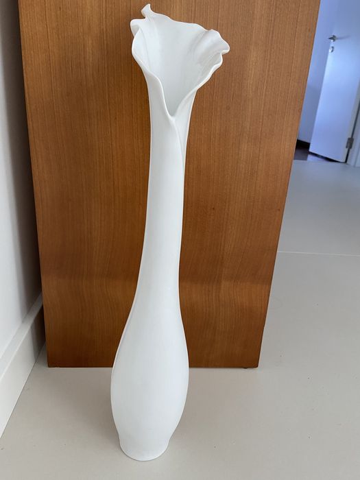 Jarra branca em porcelana