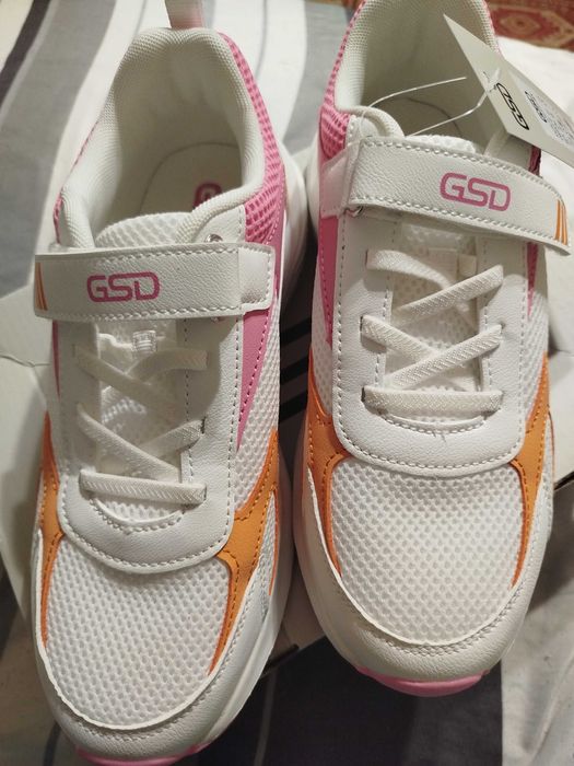 Кросівки жіночі нові