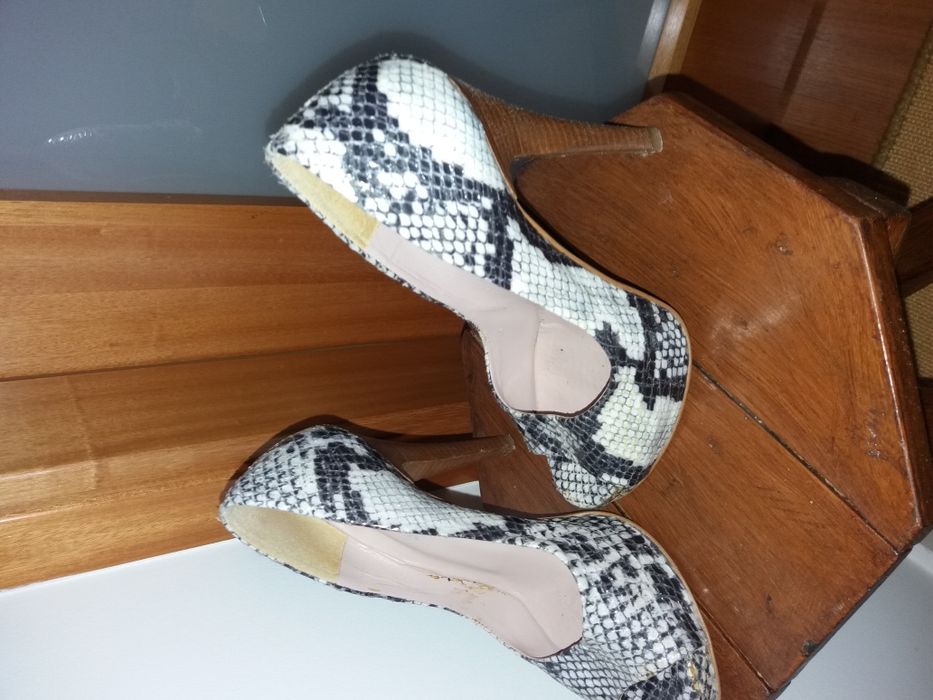 Sapatos de salto alto em pele cobra.
