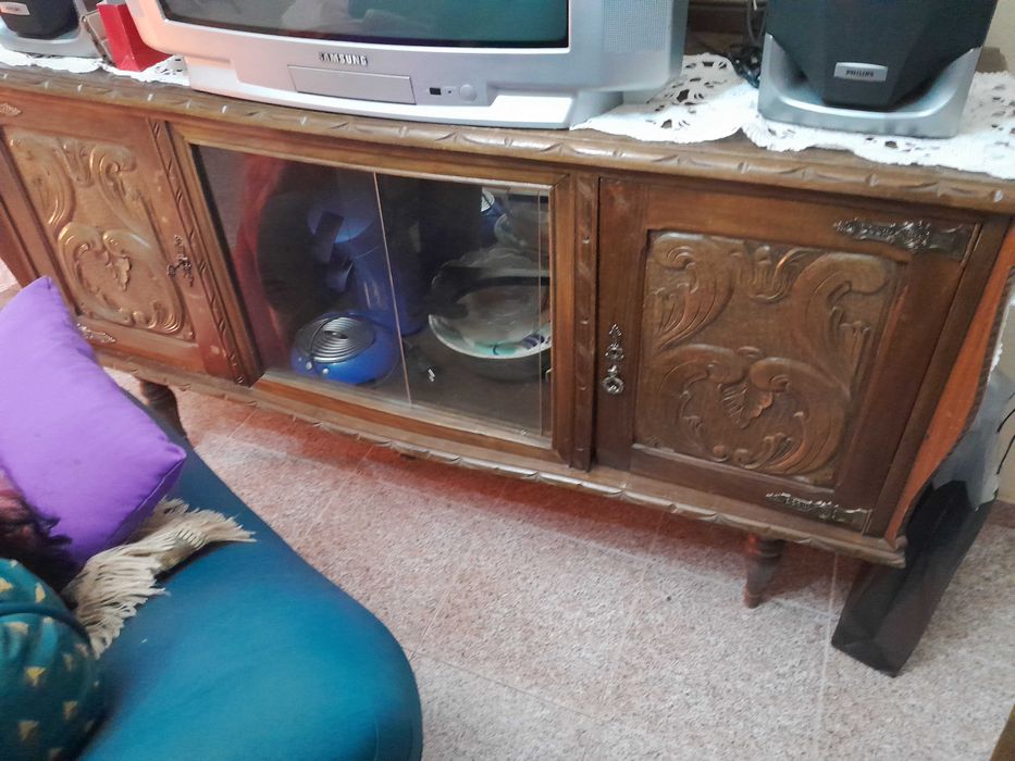 2 aparadores antigos madeira ,macica bom estado,o preco é pelo