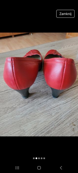 Czerwone buty na słupku