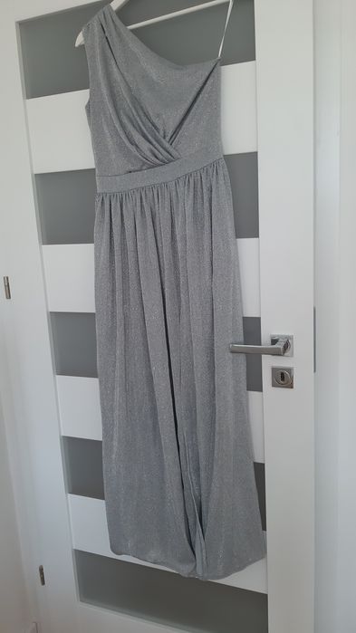 Loola EVITA srebrna - Brokatowa suknia z wyciętym dekoltem
ROZMIAR: M