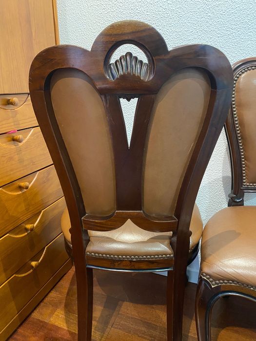 Conjunto de 4 Cadeiras Clássicas em Madeira e Pele Sintética