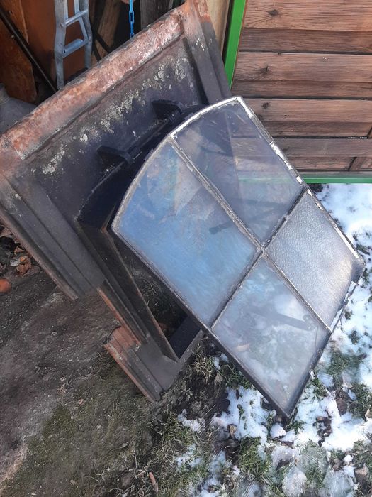 Dekoracyjne Stare  zabytkowe okno dachowe żeliwne