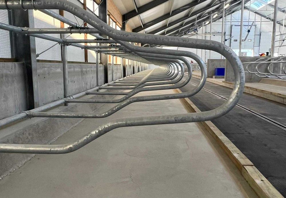 Agrafki Obejmy Rury Drabiny wyposażenie obory KOMPLETNE!