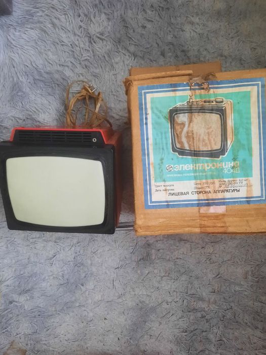 Телевізор 404 Д ( чорно - білий)