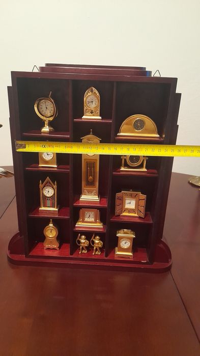 Expositor de parede com relógios.