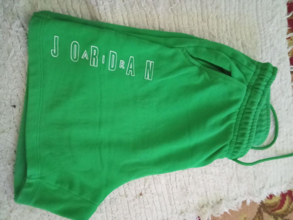Vendo calções verdes de fato de treino Jordan