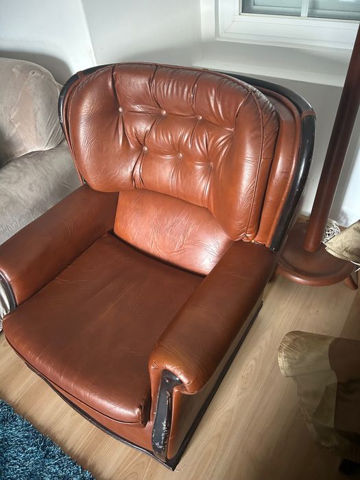 Dois cadeirões de madeira