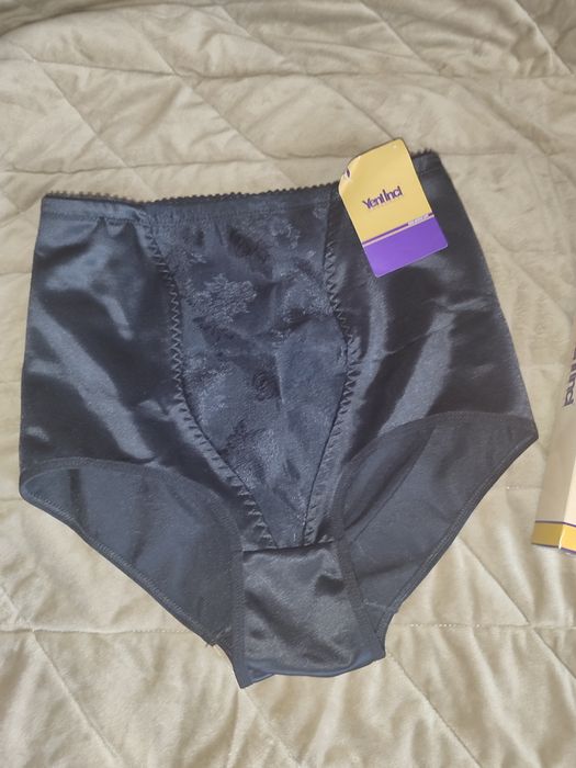 Стягуюча білизна, труси корегуючі