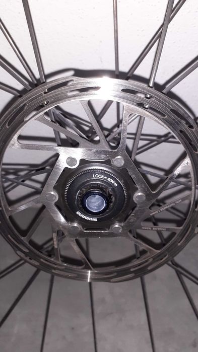 Roda bicicleta DT Swiss frente com disco gravel/ciclismo