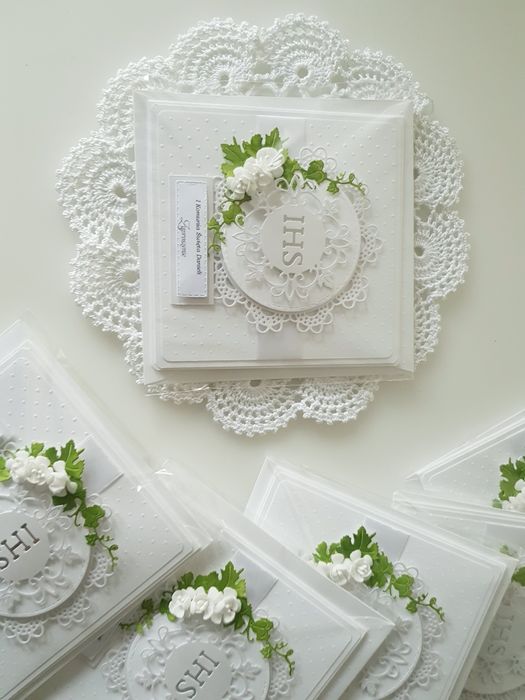 delikatne białe zaproszenia komunijne z kopertą
