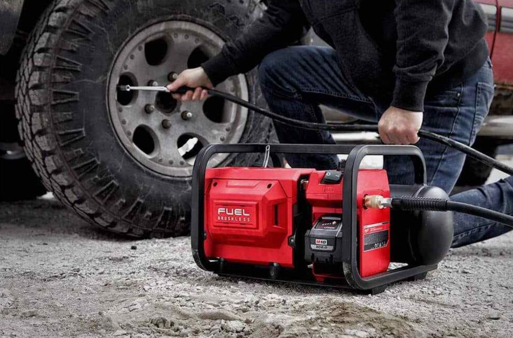 Компактний акумуляторний компресор MILWAUKEE 2840-20 M18 FUEL FAC-0