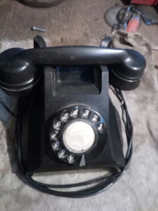 Vários telefones antigos