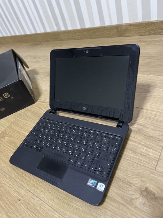 Нетбук hp mini працює