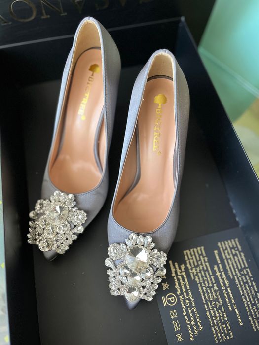 Нові туфлі на випуск, весілля чи іншу святкову подію