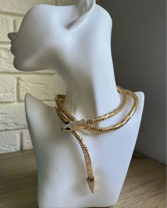 Nowy naszyjnik – złoty wąż na magnes.