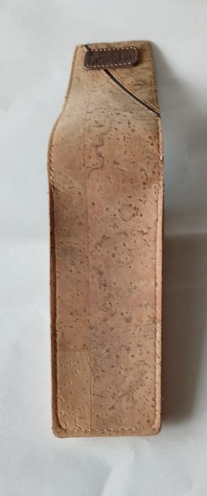 Estojo para canetas em cortiça.