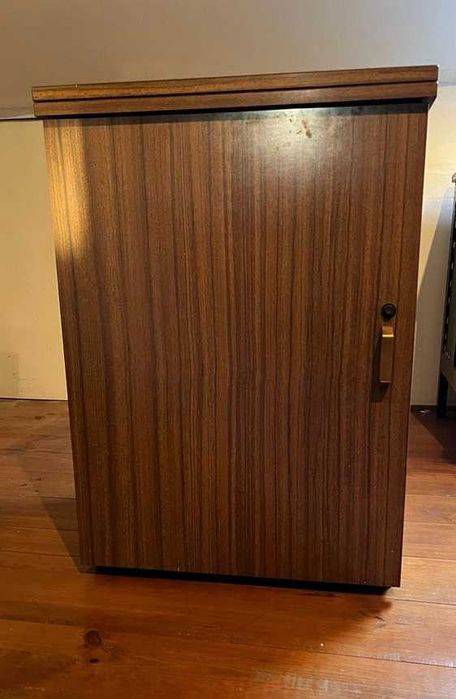 Antiga maquina de costura Alfa com móvel