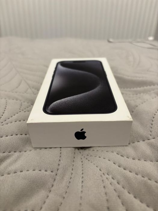 iPhone 15 Pro 128 GB Black Titanium + 5 etui + pudełko