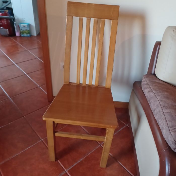 Mesa de pedra + 8 cadeiras em madeira
