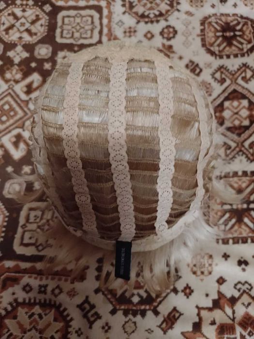 Продам парик стрижка белый